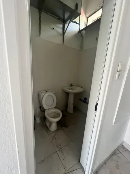 Tirane, jepet me qera ambjent biznesi Kati 0, 105 m² 800 € 