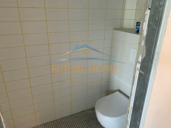 Tirane, jepet me qera dyqan Kati 0, 45 m² 600 €
