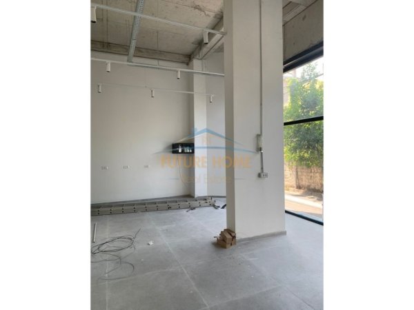 Tirane, jepet me qera dyqan Kati 0, 45 m² 600 €