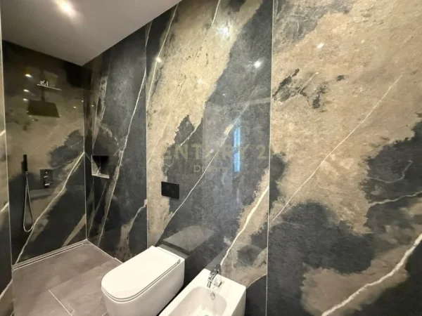 Tirane, jepet me qera apartament 2+1 Kati 9, 126 m² 2.000 € 