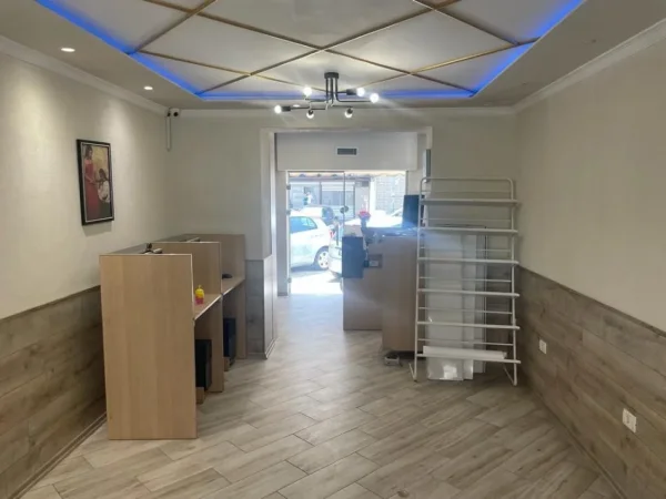 Tirane, shitet ambjent biznesi Kati 1, 42 m² 135.000 € (Rruga Isuf Elezi)
