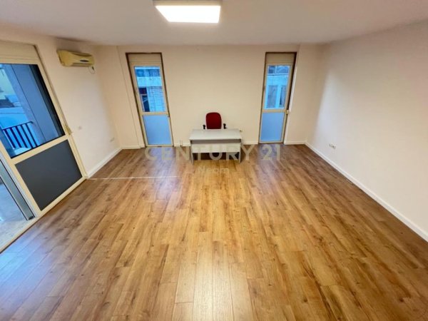 Tirane, jepet me qera zyre Kati 5, 85 m² 800 € (RRUGA KAVAJËS)