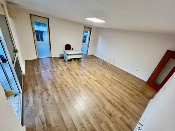 Tirane, jepet me qera zyre Kati 5, 85 m² 800 € (RRUGA KAVAJËS)