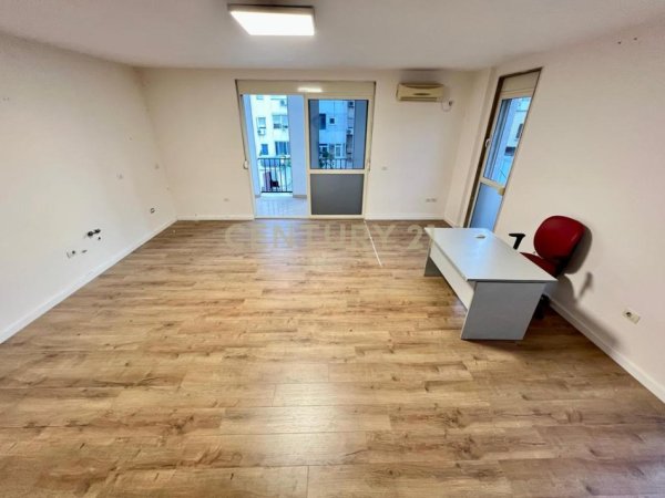 Tirane, jepet me qera zyre Kati 5, 85 m² 800 € (RRUGA KAVAJËS)