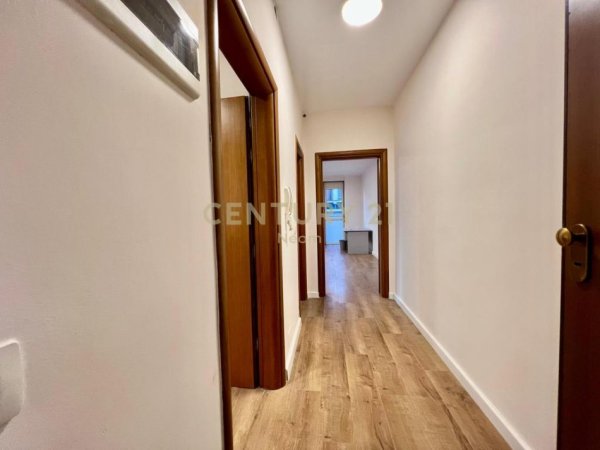 Tirane, jepet me qera zyre Kati 5, 85 m² 800 € (RRUGA KAVAJËS)