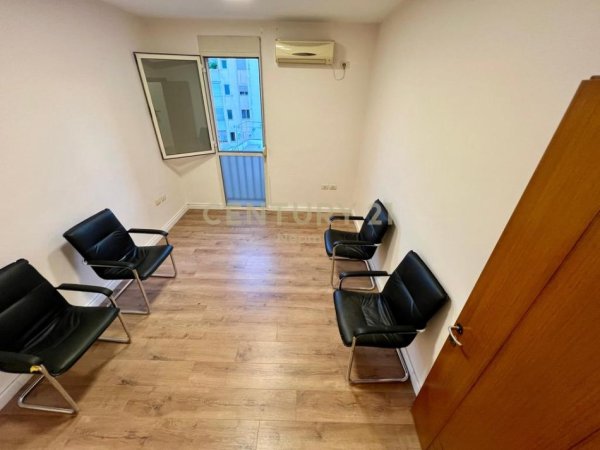 Tirane, jepet me qera zyre Kati 5, 85 m² 800 € (RRUGA KAVAJËS)