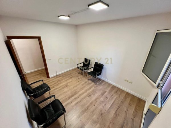 Tirane, jepet me qera zyre Kati 5, 85 m² 800 € (RRUGA KAVAJËS)
