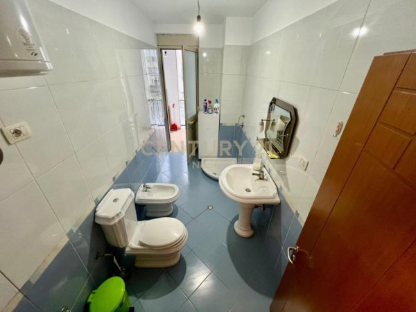 Tirane, jepet me qera zyre Kati 5, 85 m² 800 € (RRUGA KAVAJËS)