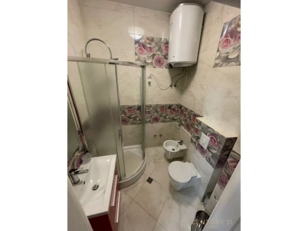 Tirane, jepet me qera apartament 1+1 Kati 7, 70 m² 750 € (PAZARI I RI)