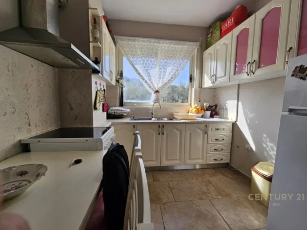 Tirane, jepet me qera apartament 1+1+Ballkon Kati 3, 40 m² 350 € (IRG117424)