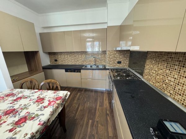 Tirane, jepet me qera apartament 1+1 Kati 4, 65 m² 600 € (Rruga Muhamet Gjollesha)