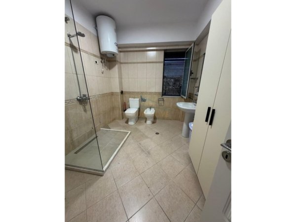 Tirane, jepet me qera apartament 1+1 Kati 4, 65 m² 600 € (Rruga Muhamet Gjollesha)