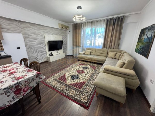 Tirane, jepet me qera apartament 1+1 Kati 4, 65 m² 600 € (Rruga Muhamet Gjollesha)