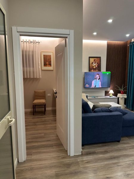 Tirane, jepet me qera apartament 1+1+Ballkon Kati 4, 65 m² 