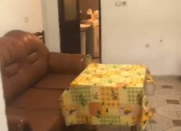 Tirane, jepet me qera shtepi 1+1 Kati 1, 80 m² 320 € (Rruga Petrit Caslli)
