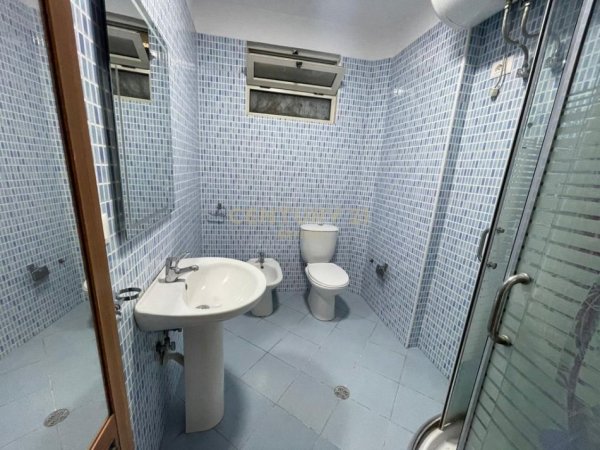 Tirane, jepet me qera apartament 2+1 Kati 5, 850 m² 650 € (ISH PARK)