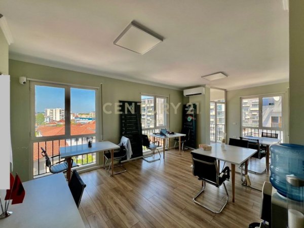 Tirane, jepet me qera zyre Kati 4, 105 m² 950 € (KOMUNA PARISIT)