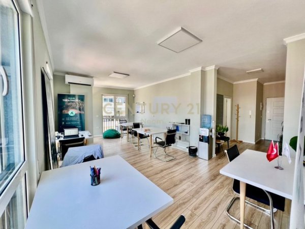 Tirane, jepet me qera zyre Kati 4, 105 m² 950 € (KOMUNA PARISIT)