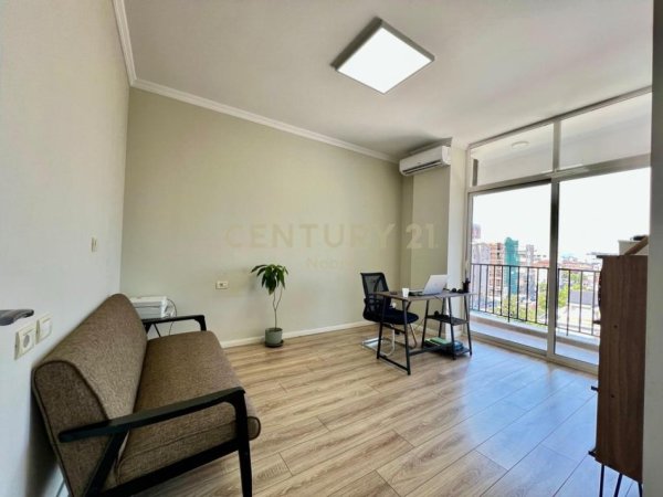 Tirane, jepet me qera zyre Kati 4, 105 m² 950 € (KOMUNA PARISIT)