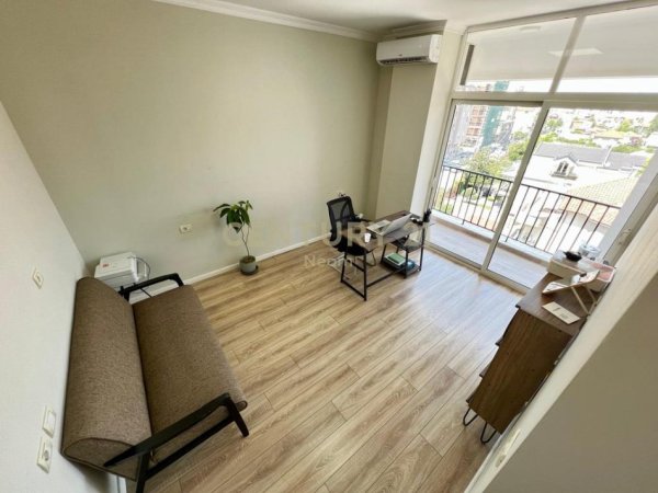 Tirane, jepet me qera zyre Kati 4, 105 m² 950 € (KOMUNA PARISIT)