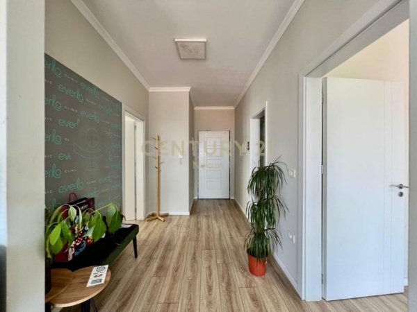Tirane, jepet me qera zyre Kati 4, 105 m² 950 € (KOMUNA PARISIT)