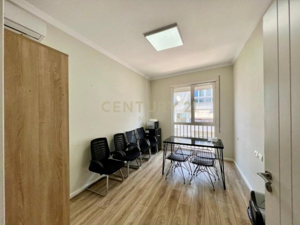 Tirane, jepet me qera zyre Kati 4, 105 m² 950 € (KOMUNA PARISIT)