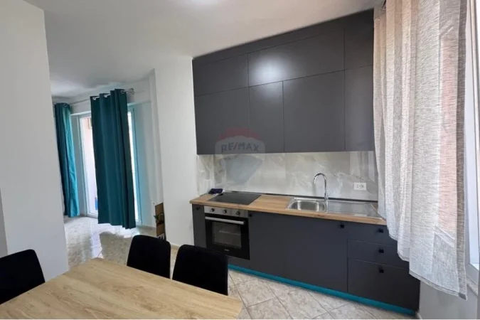 Tirane, jepet me qera apartament 1+1+Ballkon Kati 8, 75 m² 550 € (Kika 1)