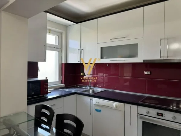 Tirane, jepet me qera apartament 2+1+Ballkon Kati 5, 85 m² 700 € (qender)