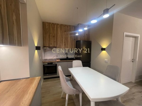Tirane, jepet me qera apartament 2+1 Kati 9, 112 m² 750 € (PRANE UNIVERSITETIT MESDHETAR)