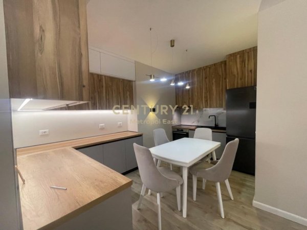 Tirane, jepet me qera apartament 2+1 Kati 9, 112 m² 750 € (PRANE UNIVERSITETIT MESDHETAR)