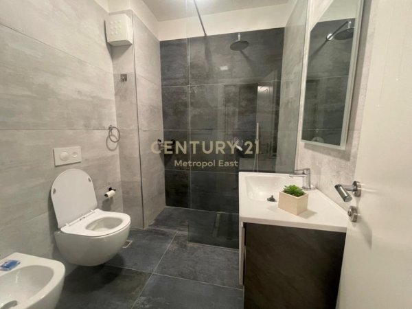 Tirane, jepet me qera apartament 2+1 Kati 9, 112 m² 750 € (PRANE UNIVERSITETIT MESDHETAR)