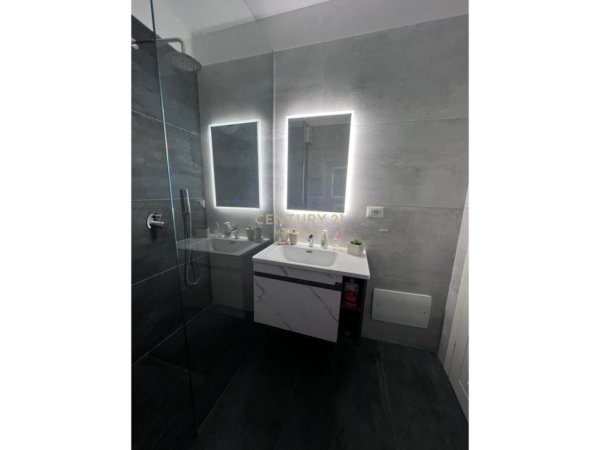 Tirane, jepet me qera apartament 2+1 Kati 9, 112 m² 750 € (PRANE UNIVERSITETIT MESDHETAR)