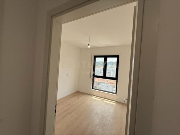 Tirane, jepet me qera zyre Kati 10, 108 m² 800 € (Komunes se Parisit)