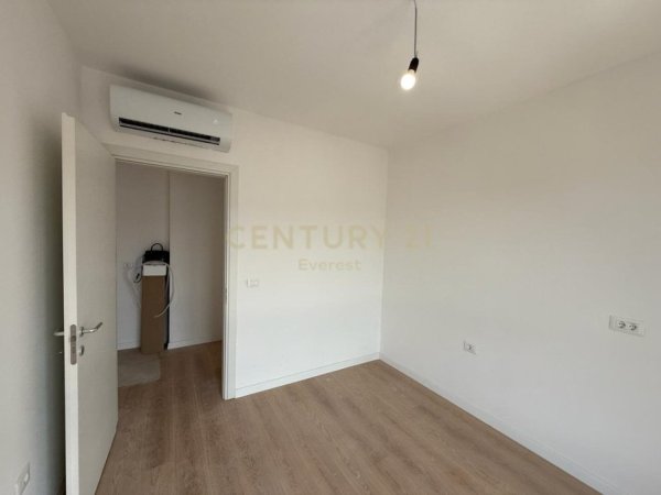 Tirane, jepet me qera zyre Kati 10, 108 m² 800 € (Komunes se Parisit)
