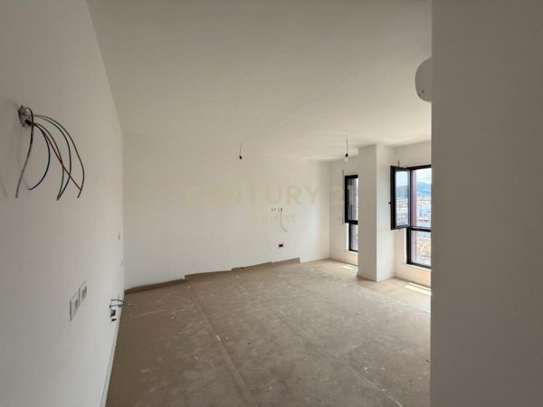 Tirane, jepet me qera zyre Kati 10, 108 m² 800 € (Komunes se Parisit)