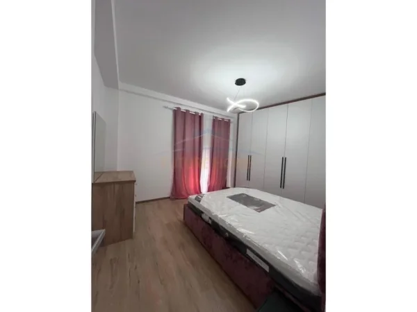 jepet me qera apartament 2+1 Kati 3, 110 m² 1.500 € (Rruga Faik Konica)
