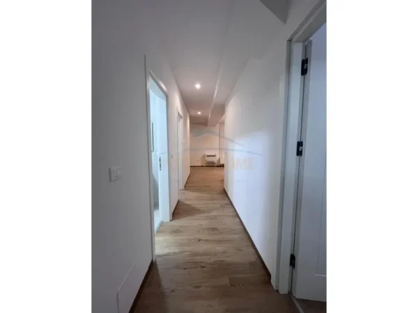 jepet me qera apartament 2+1 Kati 3, 110 m² 1.500 € (Rruga Faik Konica)