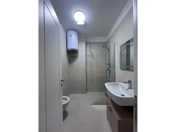 jepet me qera apartament 2+1 Kati 3, 110 m² 1.500 € (Rruga Faik Konica)