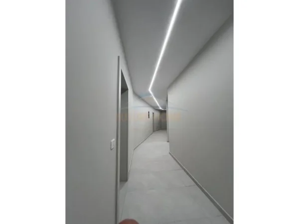 jepet me qera apartament 2+1 Kati 3, 110 m² 1.500 € (Rruga Faik Konica)