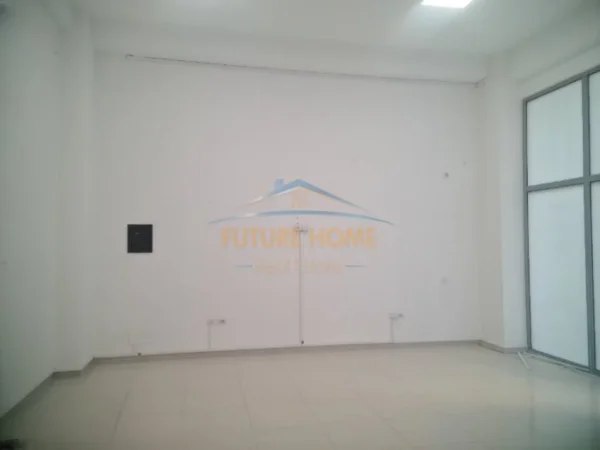 Tirane, jepet me qera ambjent biznesi Kati 0, 106 m² 1.800 €
