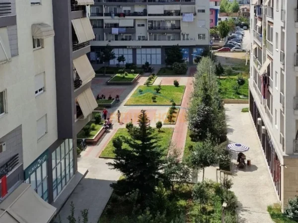Tirane, jepet me qera ambjent biznesi Kati 0, 106 m² 1.800 €