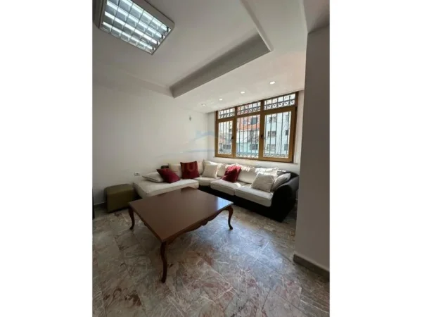 Tirane, jepet me qera ambjent biznesi Kati 2, 106 m² 1.200 € 