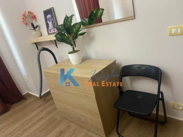 Shqiperi, jap me qera apartament 1+1+Ballkon Kati 2, 65 m² (Mbikalimi i Komunes se Parisit, afer hotel Queen)
