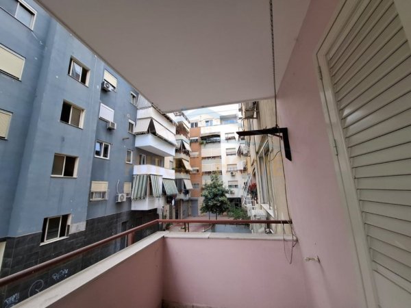 Tirane, jepet me qera apartament 2+1+Ballkon Kati 2, 92 m² 800 € 