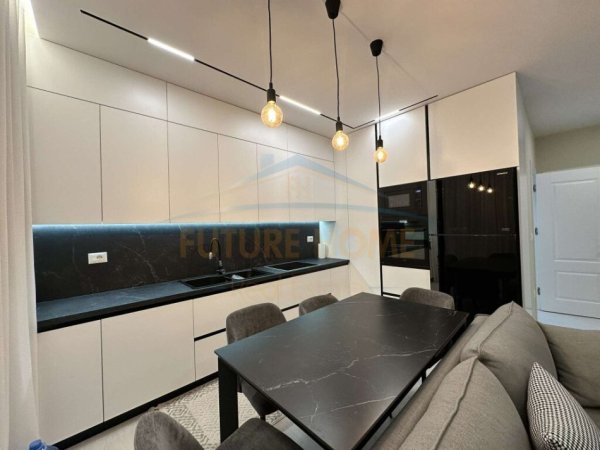Tirane, jepet me qera apartament 2+1 Kati 7, 104 m² 900 € 