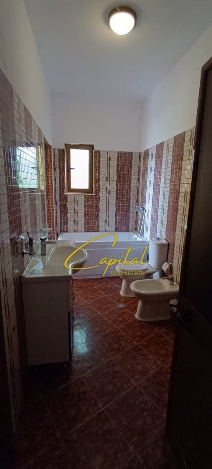 Tirane, jepet me qera apartament 2+1 Kati 2, 180 m² 600 € (ALI DEMI)