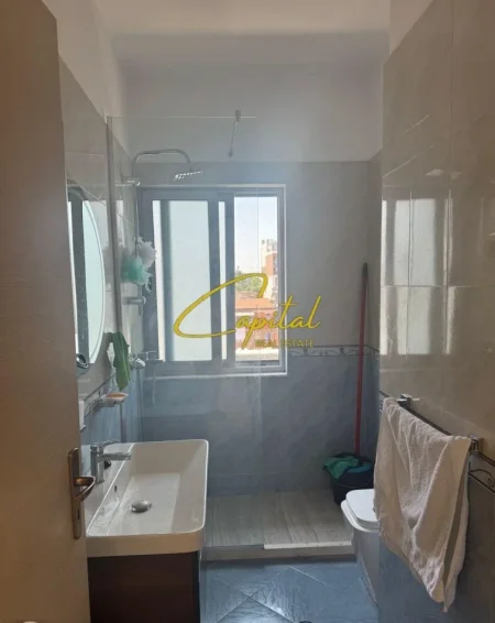 Tirane, jepet me qera apartament 2+1 Kati 5, 90 m² 550 € (SHKOLLA E BASHKUAR)