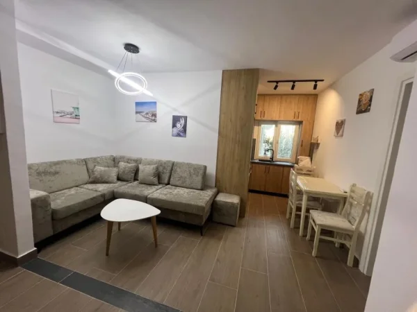 Tirane, jepet me qera apartament 1+1+Ballkon Kati 3, 70 m² 500 € (SELITE)