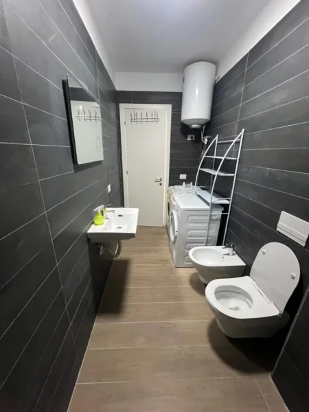 Tirane, jepet me qera apartament 1+1+Ballkon Kati 3, 70 m² 500 € (SELITE)