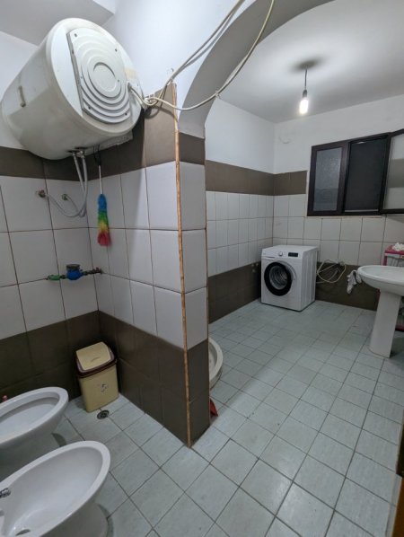 Tirane, jepet me qera shtepi 2+1 Kati 0, 80 m² 350 € (Rruga Kristo Dako)